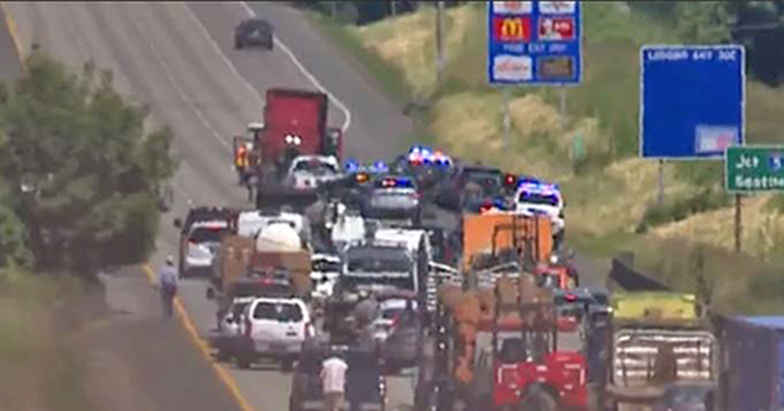 Video: Man driving stolen rig leads Oregon, Washington cops on chase