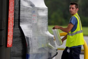 AP Attendant Wraps Fuel Pumps @Georgia Sams Club