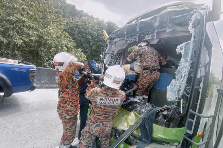 1 dead and 12 injured after bus carrying Japanese tourists smashes into truck in Malaysia