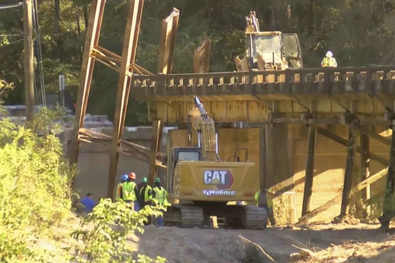 Devastating collapse of Mississippi bridge kills 3, seriously injures 4