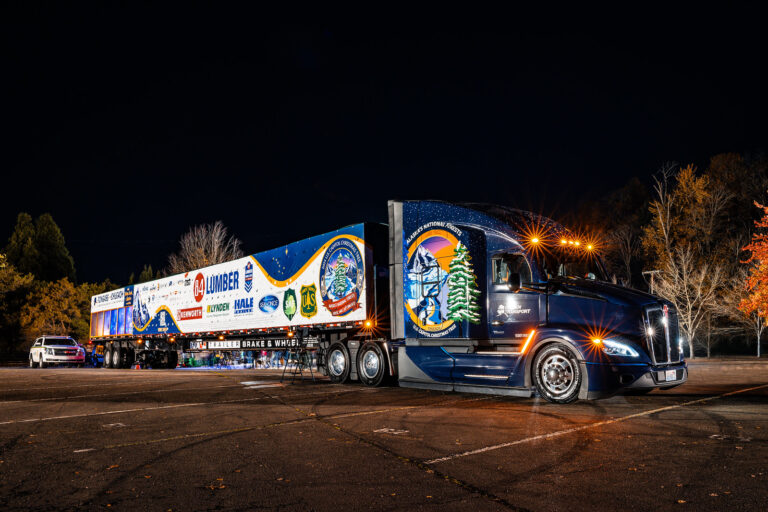 Kenworth T680 transporting U.S. Capitol Christmas Tree a.k.a “Spruce Wayne” visits Pacific Northwest