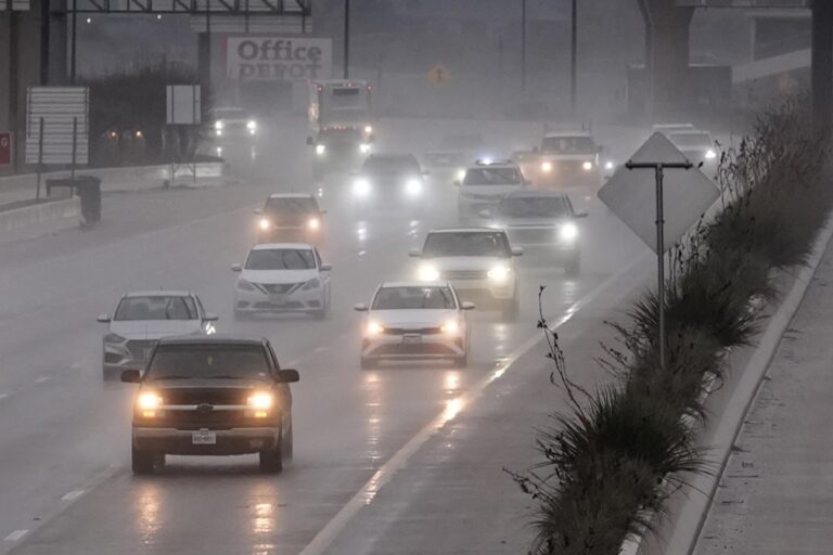 Powerful thunderstorms threaten Texas and Louisiana, delaying holiday travel