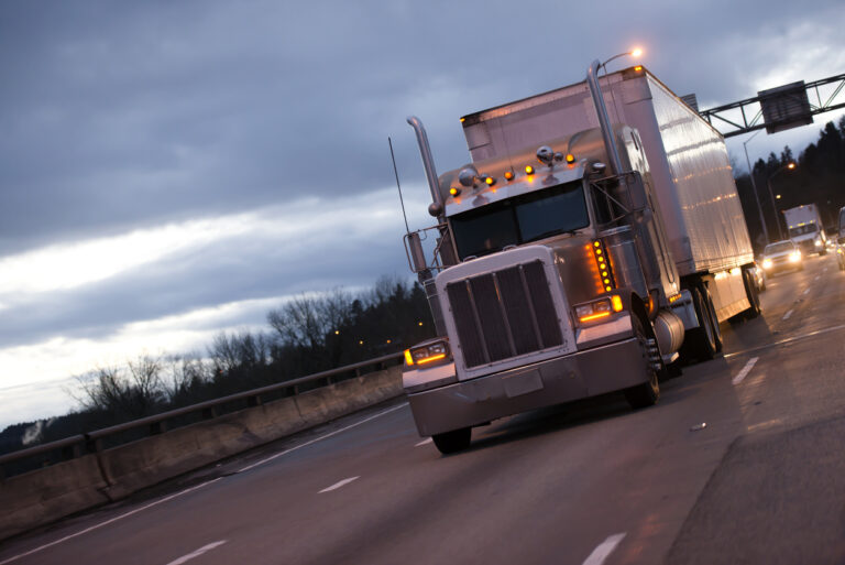 DAT: Spot truckload volumes declined, rates fall sharply